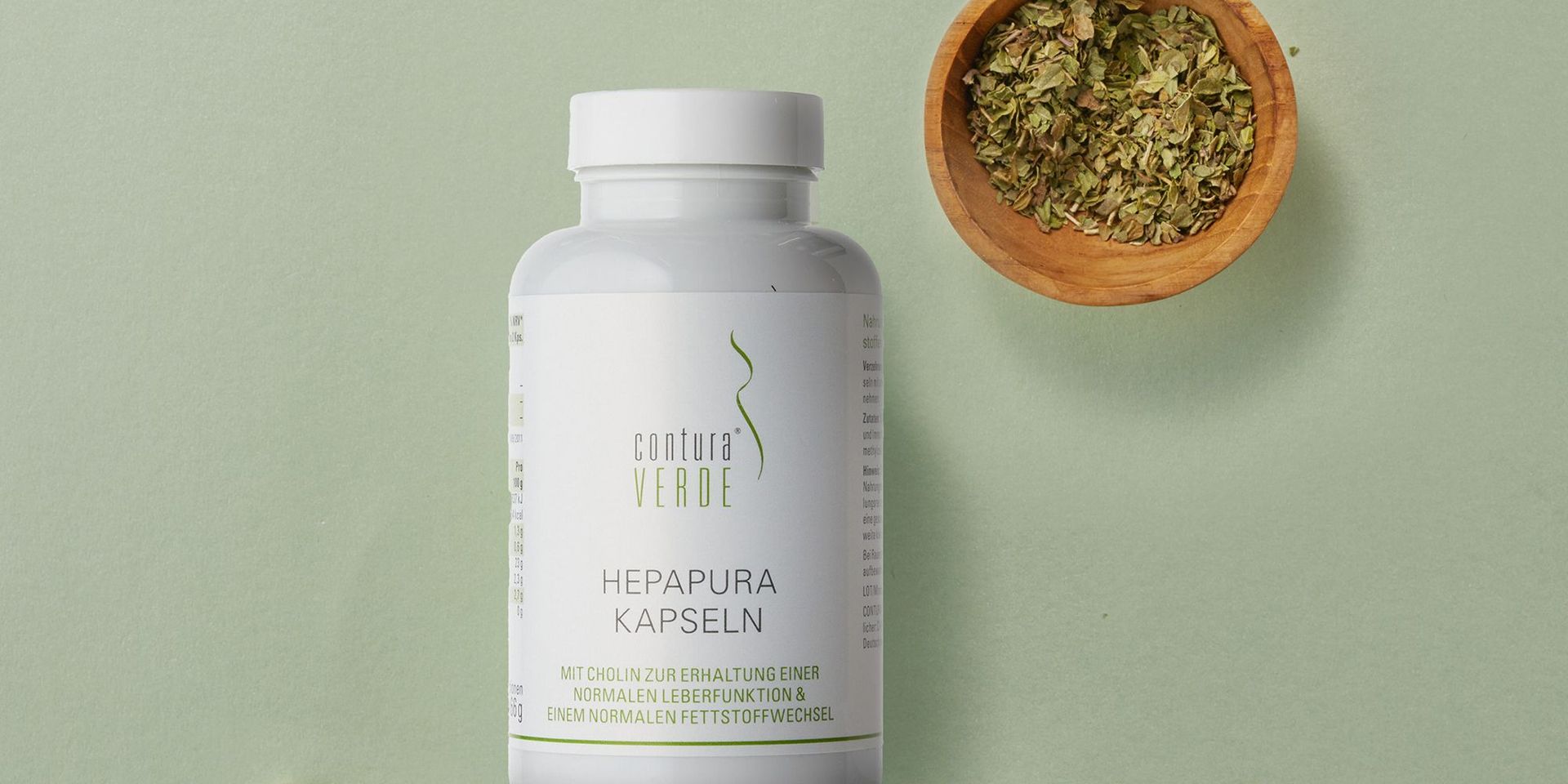 Contura Verde Hepapura Kapseln für den Stoffwechsel auf grünem Hintergrund mit Kräutern.